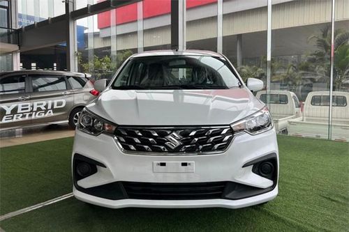 Suzuki Ertiga hybrid giảm giá đến 60 triệu: Bản cao cấp gần 550 triệu, ngang Xpander tiêu chuẩn
