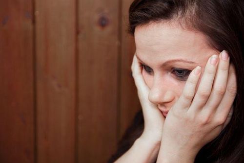 Về thăm mẹ, nhìn cảnh bà đang phải chịu, tôi không dám trách móc anh trai mà chỉ biết kể lể với chồng mà không ngờ chồng nói một câu khiến tôi sững sờ