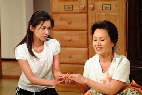 Về sớm, nhìn bát cơm mẹ chồng đang ăn, tim tôi quặn đau
