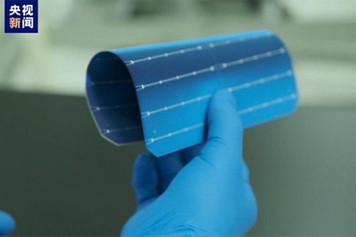 Các nhà khoa học Trung Quốc chế tạo pin mặt trời mỏng như giấy, uốn cong và cuộn lại được