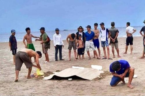 Đau xót 3 cháu bé chết đuối khi đi tắm biển cùng ông ngoại
