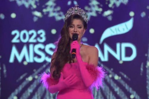 Miss Grand International 2022 có hành động gây chú ý khi sợ hớ hênh trong phần final walk