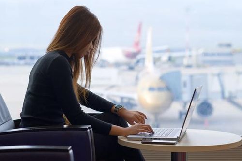 Cô gái trẻ đi làm bằng máy bay để tiết kiệm tiền thuê nhà