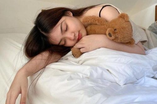 4 thứ không đặt gần giường ban đêm nếu muốn ngủ ngon và phòng bệnh tật