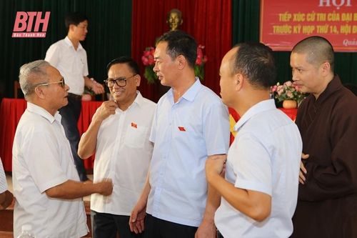 Phó Bí thư Tỉnh ủy Trịnh Tuấn Sinh cùng các đại biểu HĐND tỉnh tiếp xúc cử tri TP Sầm Sơn