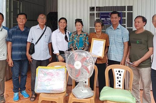 Thêm căn nhà Tình thương và 500 phần quà được trao cho người Khmer nghèo huyện Tri Tôn