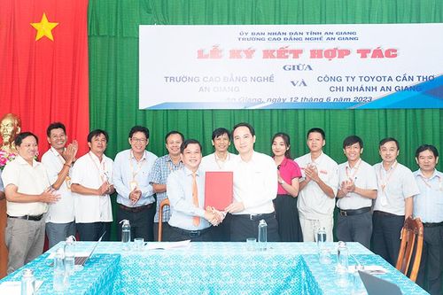 Trường Cao đẳng Nghề An Giang và Công ty Toyota Cần Thơ chi nhánh An Giang ký kết thỏa thuận hợp tác