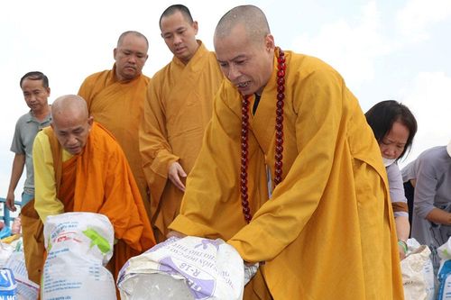 Tích cực hỗ trợ người khó khăn