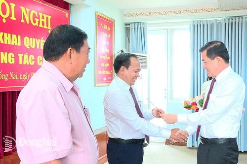 Triển khai các quyết định về công tác cán bộ
