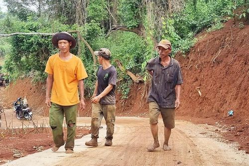Con đường hợp lòng dân