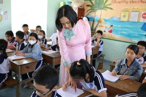 Nữ giáo viên trẻ nhiệt huyết