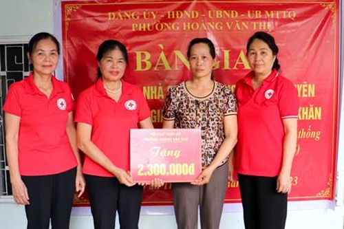 Bàn giao công trình sửa nhà cho hộ có hoàn cảnh khó khăn tại phường Hoàng Văn Thụ
