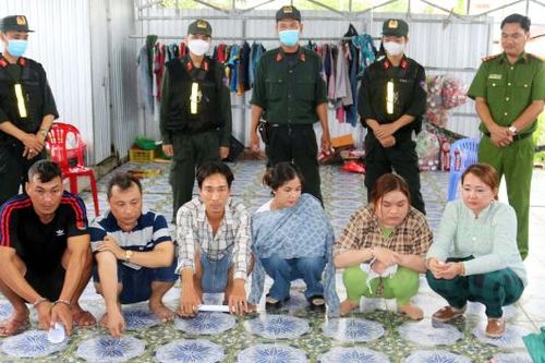 Thu giữ hàng trăm triệu đồng tại sòng bạc có 3 nam và 3 nữ