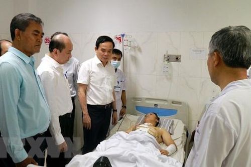 Phó Thủ tướng Trần Lưu Quang thăm, viếng, động viên gia đình các nạn nhân bị tấn công tại Đắk Lắk