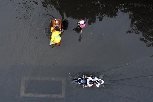 Hà Nội mưa to, nhiều tuyến phố lại ngập