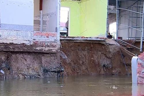 Sạt lở bờ sông Trà Ôn, 8 căn nhà sụp xuống sông
