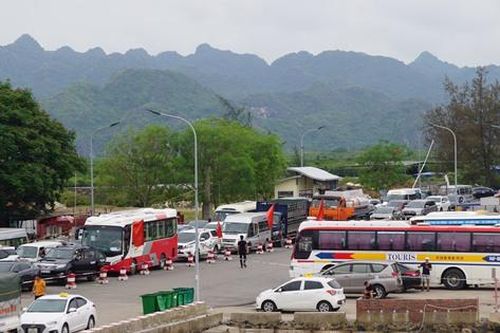 Hải Phòng: Bến phà quá tải, du khách lo khó rời đảo Cát Bà trong ngày