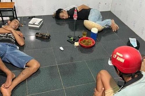 Bắt nhóm đối tượng 'phê' ma túy, thu giữ thêm súng đạn