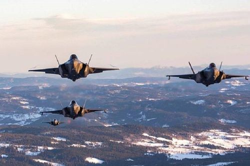 Loạt tiêm kích F-35 Mỹ 'gầm rú' sát St.Petersburg để biểu dương lực lượng