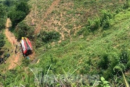 Ô tô chở hơn 30 người lao xuống vực, 2 người bị gãy chân
