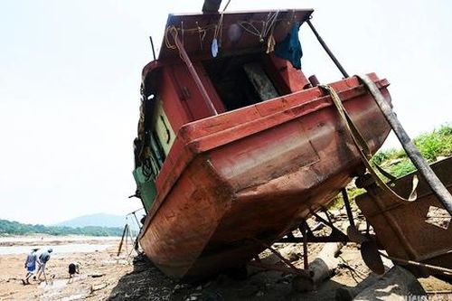 Người nuôi cá lồng lao đao vì nước sông Đà cạn trơ đáy