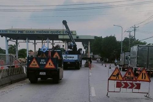 Tháo dỡ 2 trạm thu phí bỏ hoang gần 3 năm