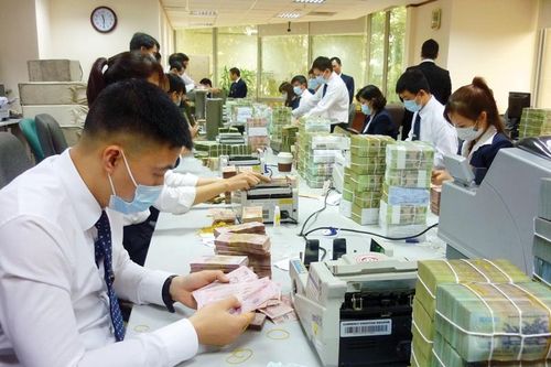 Người dân tăng gửi tiền ở ngân hàng, doanh nghiệp lại rút ra