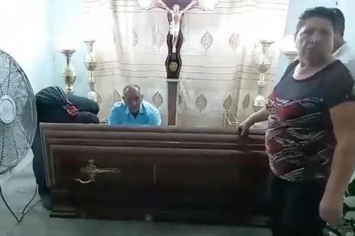 Cụ bà 76 tuổi bất ngờ tỉnh dậy, đập vào quan tài giữa lễ tang