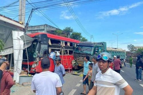 Ôtô khách lao vào nhà dân sau va chạm xe tải