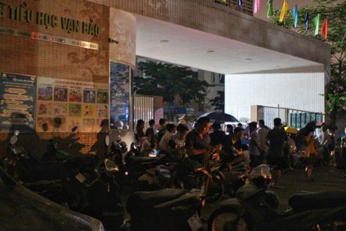 Mang ghế nhựa, xếp hàng qua đêm để lấy đơn dự tuyển lớp 1 trường công