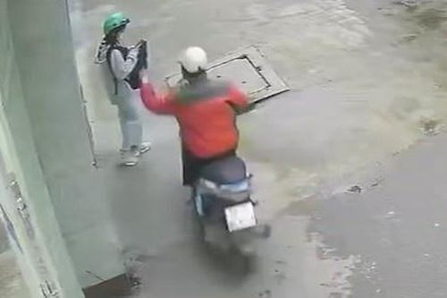 Nữ sinh bị giật điện thoại ở TP.HCM