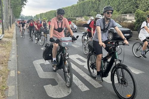 Người dân Paris đi xe đạp để tăng cường sức khỏe và bảo vệ môi trường