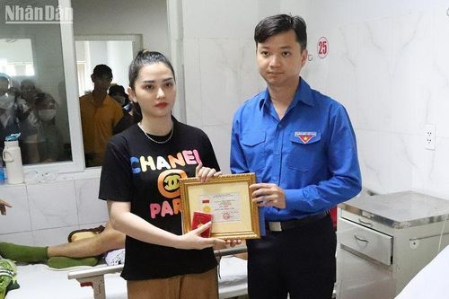 Trao tặng, truy tặng Huy hiệu 'Tuổi trẻ dũng cảm' cho 5 cán bộ, chiến sĩ trong vụ trụ sở Ủy ban nhân dân xã tại Đắk Lắk bị tấn công