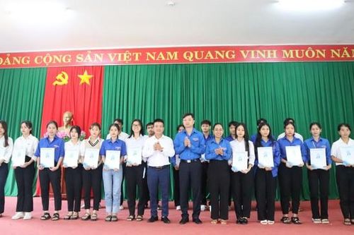 Chủ tịch T.Ư Hội Sinh viên Việt Nam trao 20 suất học bổng cho sinh viên tỉnh Đắk Lắk