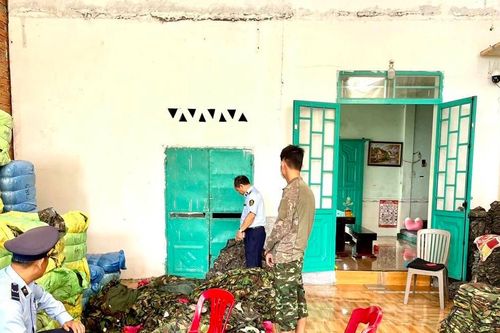 Thu giữ hàng ngàn bộ quần áo rằn ri không rõ nguồn gốc