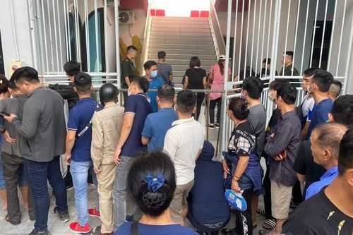 Cháy vé đội tuyển Việt Nam gặp Hong Kong, NHM mua online toát mồ hôi đổi vé cứng