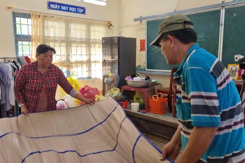 Vĩnh Long sạt lở phức tạp, nhiều ngôi nhà sụp xuống sông