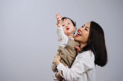 Cô giáo chỉ quy tắc '2 mặc kệ, 3 không bỏ qua' với con