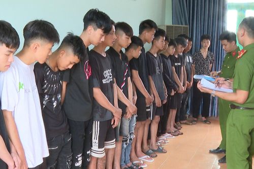 Xử lý 31 thanh thiếu niên mang hung khí gây rối trật tự công cộng