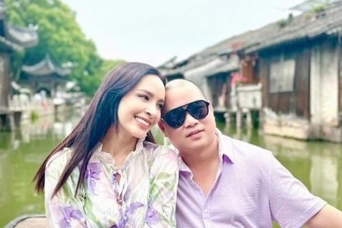 Du lịch Hè Trung Quốc, gia đình Thúy Hằng, Thúy Hạnh đồng điệu trang phục màu tím