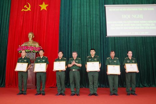 Trao khen thưởng của Chủ tịch UBND tỉnh Tiền Giang cho các cá nhân, tập thể có thành tích trong công tác đấu tranh với tội phạm
