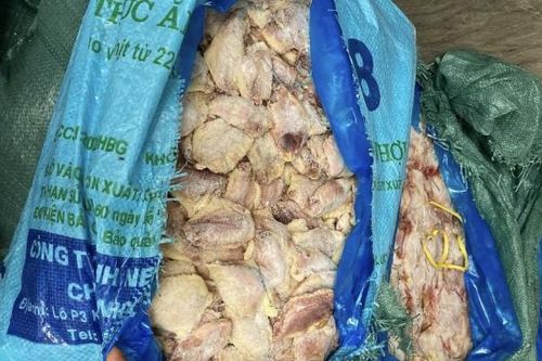 Hà Nội: Phát hiện 1 tấn cánh gà 'bẩn' đã biến đổi màu sắc chuẩn bị đưa ra thị trường