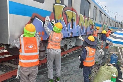 TPHCM: Nghi vấn 2 người nước ngoài vẽ bẩn ở metro số 1