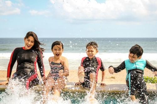 Những người trẻ 'ngán' ngồi bàn giấy, thích dạy bơi, xúc kem và cố vấn cắm trại