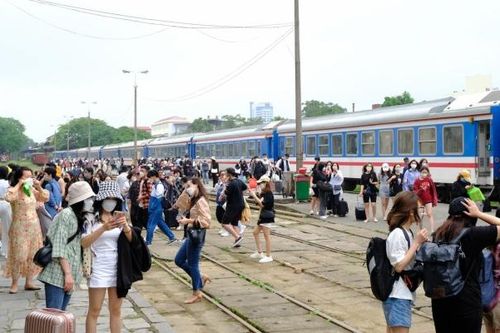 Thêm tàu khách tuyến Hà Nội - Hải Phòng chạy dịp cuối tuần