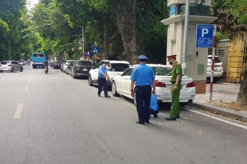 Hà Nội: Xử lý trên 400 trường hợp trông giữ phương tiện không phép