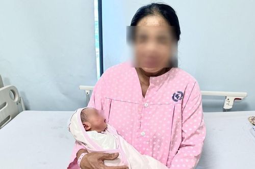 Người phụ nữ 60 tuổi sinh thành công bé gái nặng 3,1kg