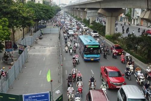 Tuyến đường đông đúc nhất Thủ đô: Bao giờ thoát nạn lô cốt?