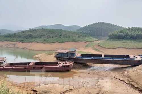 Tàu thuyền mắc cạn nằm la liệt ở hồ Thác Bà