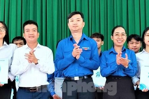 Trung ương Đoàn tặng học bổng cho sinh viên Đắk Lắk vượt khó